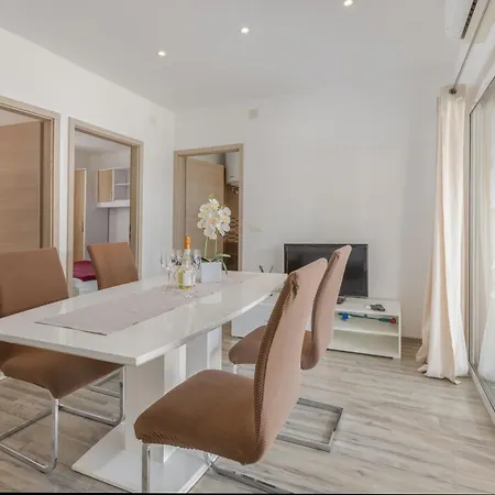 Tatil Evi Tranquil Hideaway With Garden And Barbeque