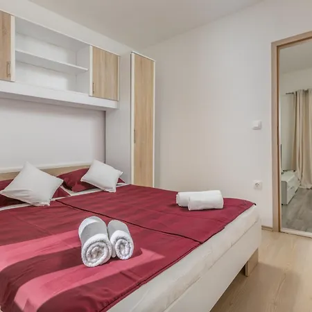 Casa de Férias Tranquil Hideaway With Garden And Barbeque Biograd Na Moru