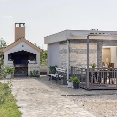 Tranquil Hideaway With Garden And Barbeque